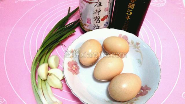 准备好食材。（最好用柴鸡蛋）
