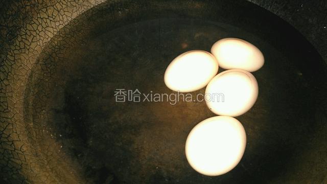 锅中加水，没过鸡蛋。加热煮鸡蛋，开锅后约煮10分钟。
