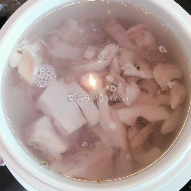 最后加入开水、炖3-4个小时熄火、入盐试味