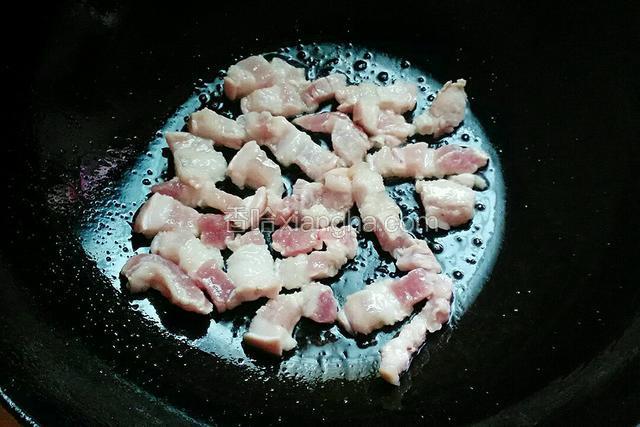热锅，五花肉下锅煎熟。