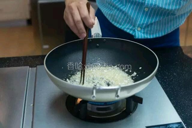 炒蒜末
红葱头末倒入锅里，再加入猪油和芝麻油炒匀，然后放入蒜末。（蒜末不能先放，否则会炸焦变苦），炒的过程中注意观察，要炒出香味但又不能使其焦掉。