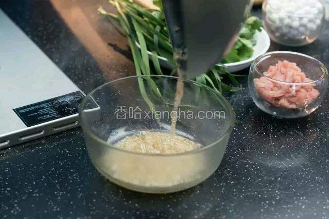 静置
将炒好的红葱头末和蒜末倒入水晶碗中静置备用，油的余热还会继续加热蒜末。