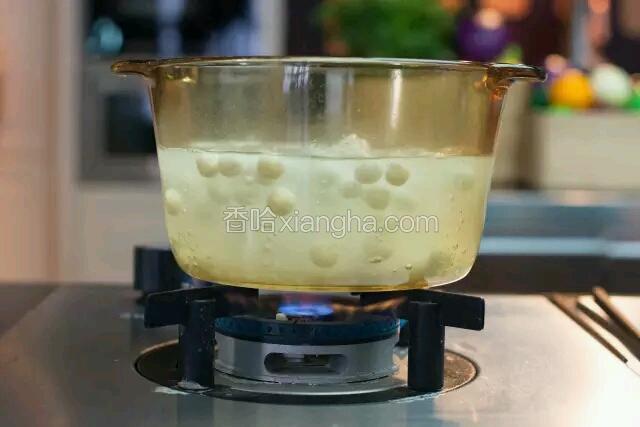 煮汤圆
水烧开后，将汤圆放到水锅里煮熟。（如何让汤圆避免沾到锅底，想看本文下方小技巧❶）