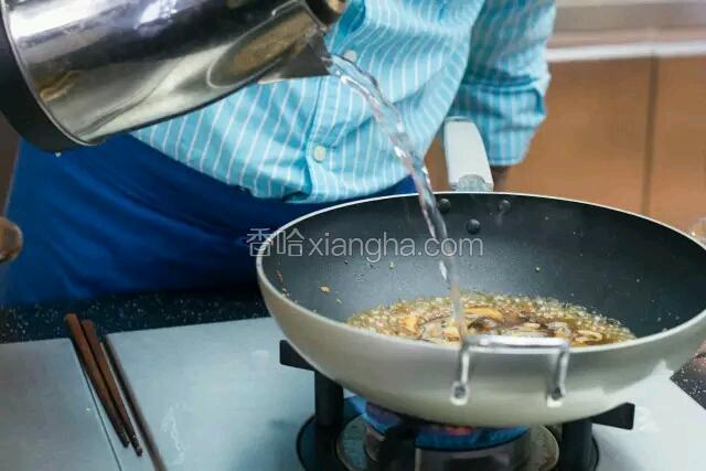 做汤
往步骤5的锅里倒水，煨汤。