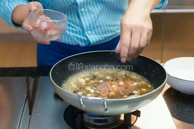 加瘦肉
往汤里加入瘦肉丝。