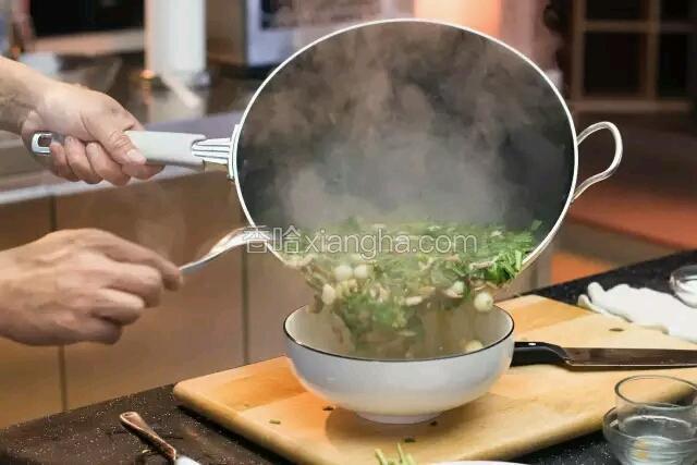 出锅
将全部煮好的食材倒入碗里，这时就可以享用热气腾腾的客家咸汤圆了。