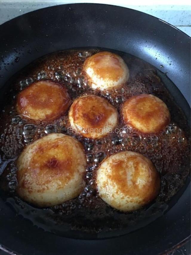 等粑粑差不多煎熟后把糖水直接倒入煎锅，一定要小火，开最小。让糖汁跟粑粑融合到一起，期间可以用筷子再翻一翻边，让所有粑粑都跟糖汁好好亲密接触。这个过程大概是5.6分钟，煮太久会软底，糖汁煮太久也会变黑甚至苦，所以不能煮太久，感觉上色了就可以了。