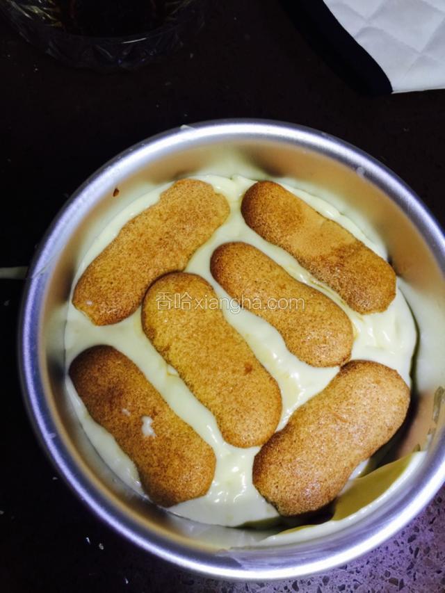 铺好饼干后挤入慕斯糊，弄平整，盖住饼干即可。再铺饼干，一层慕斯糊，这样一层层来，一半是三层饼干三层慕斯糊