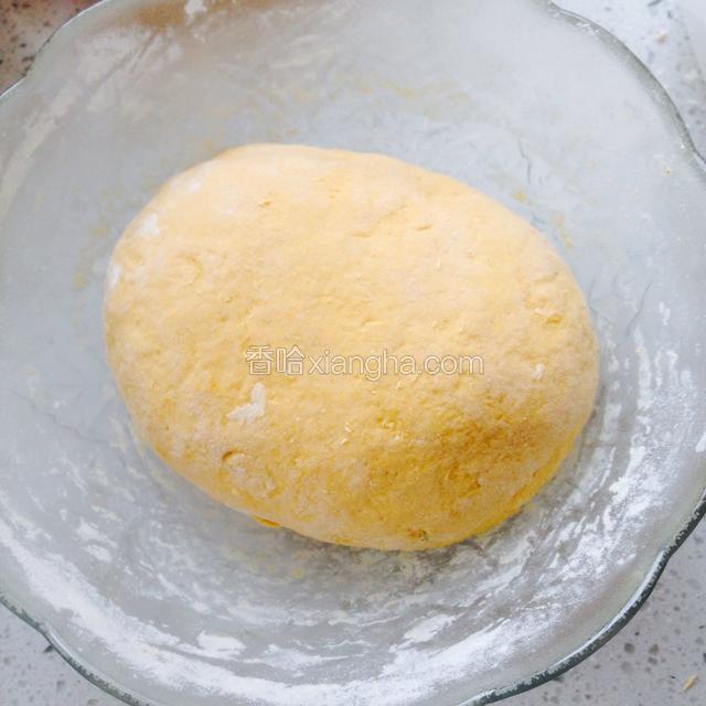 先用筷子搅拌成絮状，然后用手揉成面团，包上保鲜膜发酵