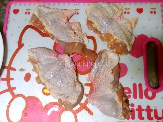 鸡腿洗净，剔骨，待用
我是让肉店老板给剃好了，亲买回来自己也可以用剪刀剃哦