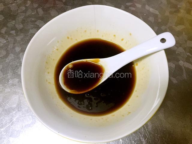 调制照烧汁，有超市买的也可以直接使用，这里配料如下
生抽2勺，料酒2勺，蚝油1勺，蜂蜜1勺，然后搅拌均匀