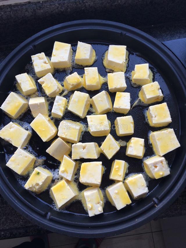裹满鸡蛋液放入预热好，刷好油的电饼铛或平底锅