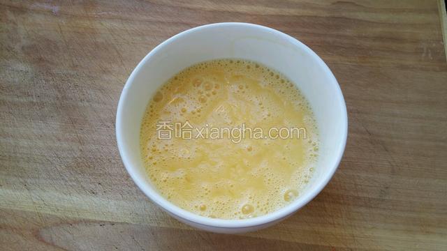 鸡蛋打进碗里加适量水打散。（加少许水炒出的鸡蛋更嫩，但不要加太多。）