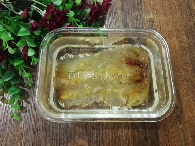 新西兰花胶需要提前泡发，泡发方法：先用冷水泡2天，2天后拿出来蒸5分钟，再泡1-2天，记得放入冰箱中泡发，并经常换水。