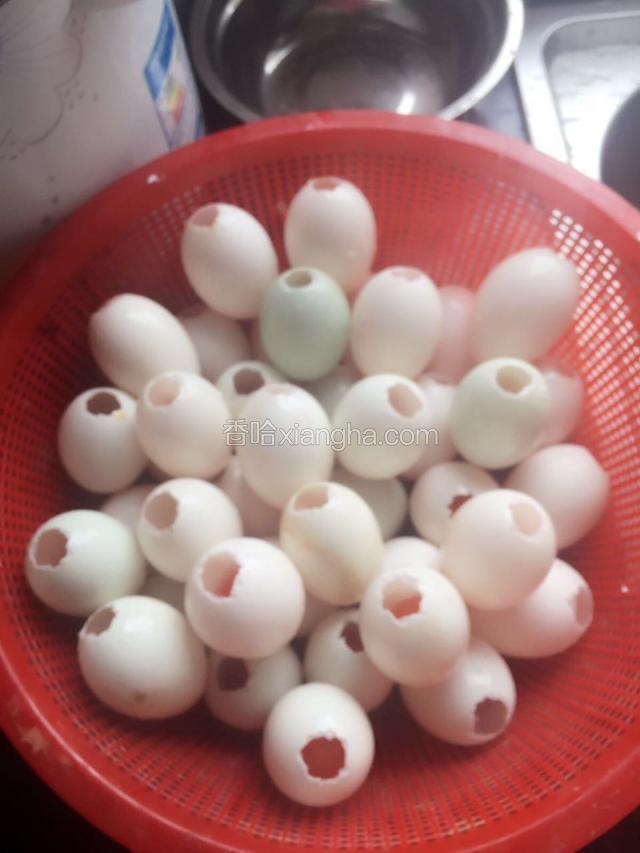 咸鸭蛋洗干净，一头敲个小口，倒出蛋白，蛋黄留着