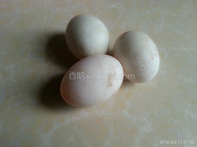 准备好3个鸭蛋，我是做2人份的早餐