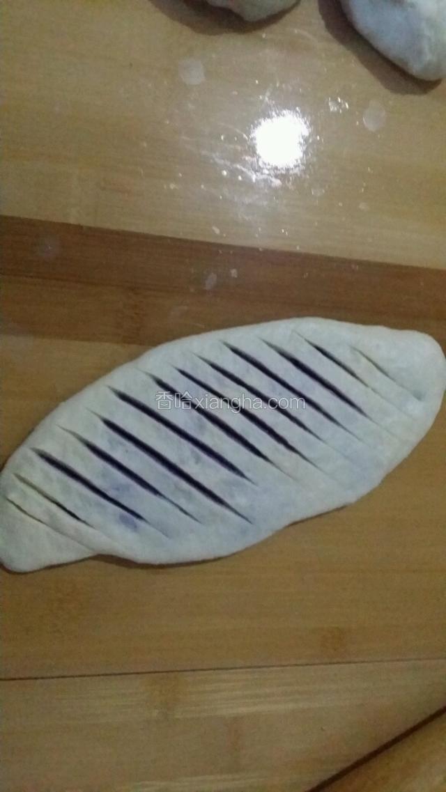 翻面  封口朝下 擀成如图状 用锋利点的刀 斜着划1厘米宽的口 只割破表面就行