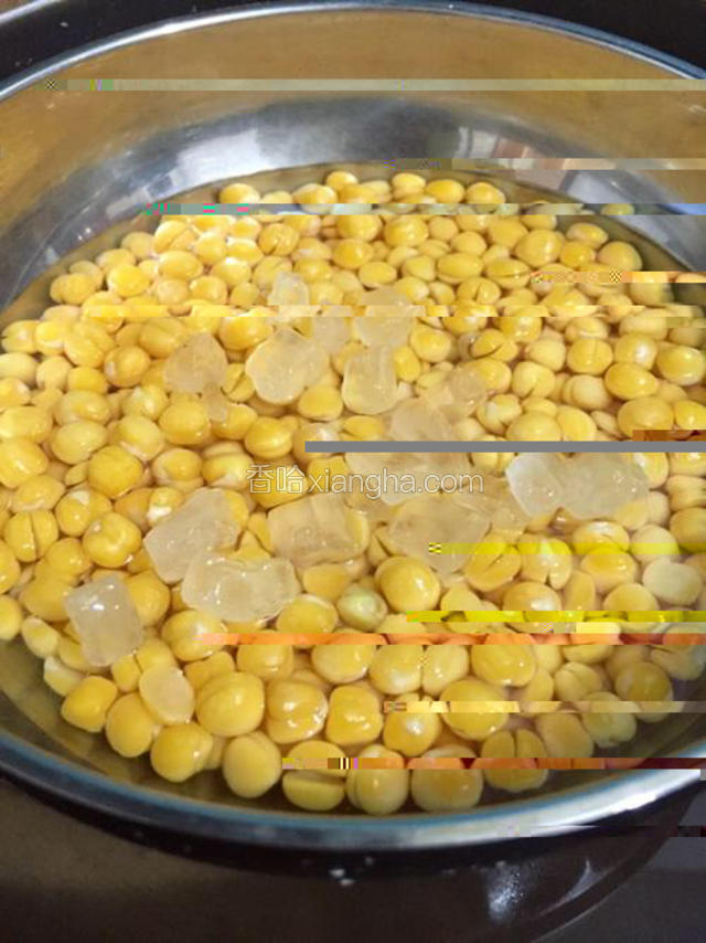 加入20克冰糖，与豌豆一起蒸，大火上汽后蒸40-50分钟。
关火之后再焖五六分钟再揭开锅盖，蒸到用勺子可以轻易将豌豆碾碎的程度。