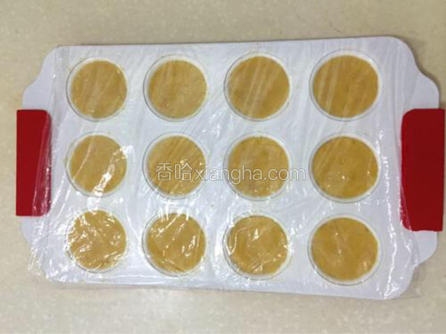 将炒好的豌豆泥放入模具中，按压的瓷实一点。
然后盖上保鲜膜，放入冰箱冷藏3小时。
