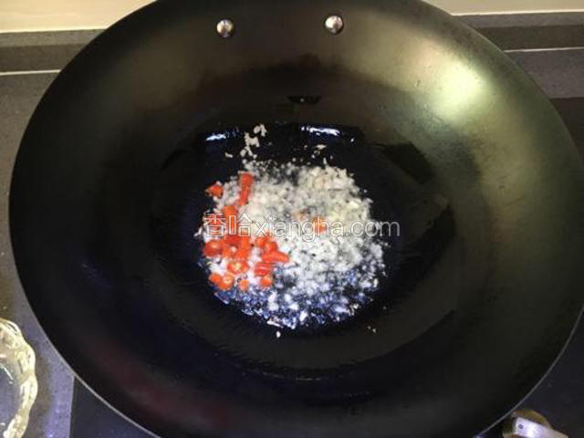 锅中倒入适量油，把蒜末，辣椒炒出香味（这一步喜欢吃生蒜的可以省略掉，我是不吃了，所以炒一下）
