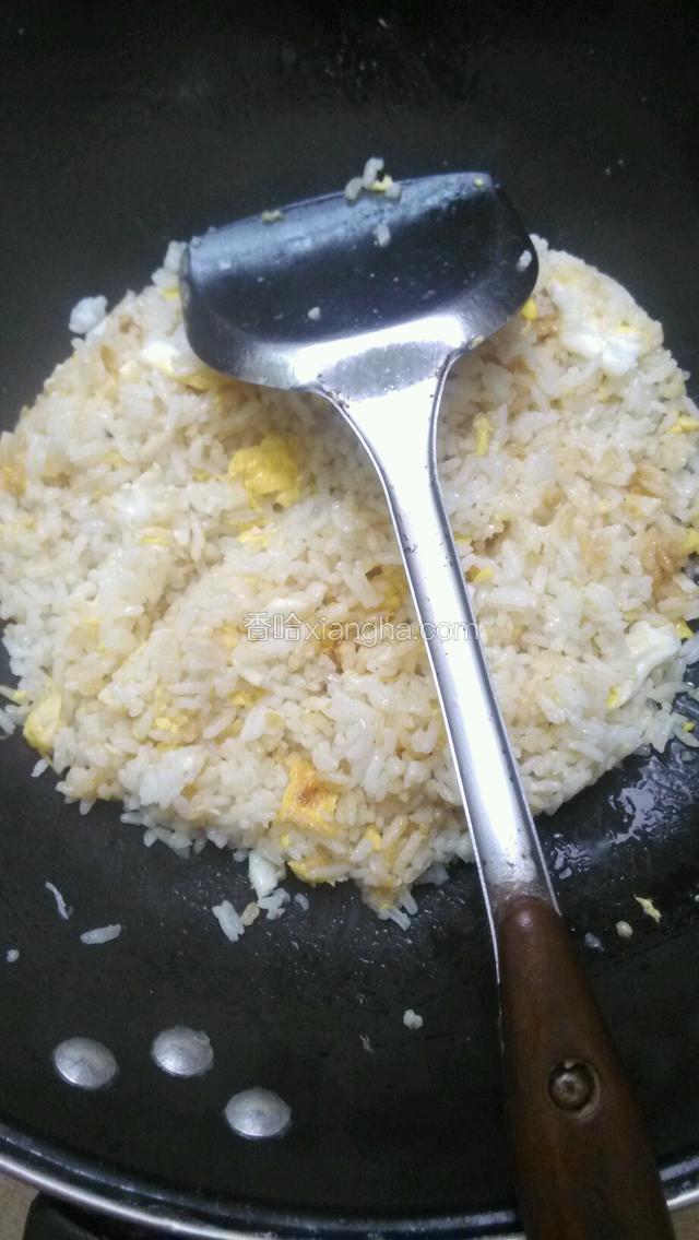 饭拌炒均匀后，加入酱油拌炒