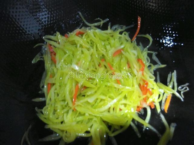 加盐炒匀即可