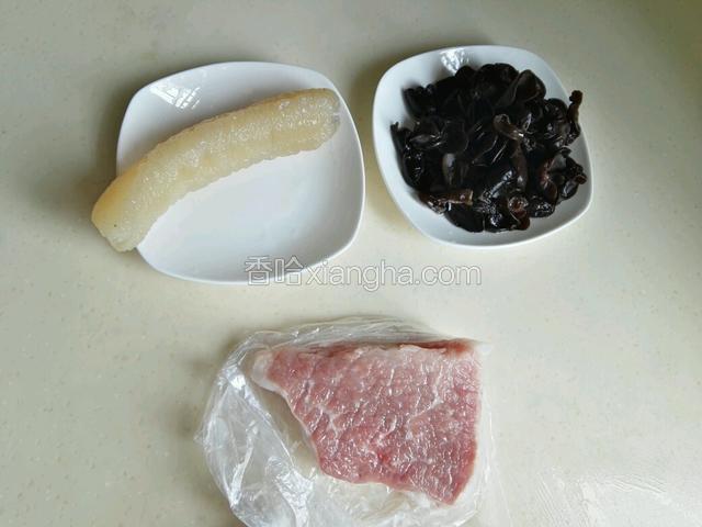 准备食材，金沙参先泡发好，黑木耳冷水泡发好。