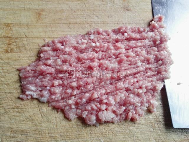 瘦肉洗干净和白沙筋一起剁碎。