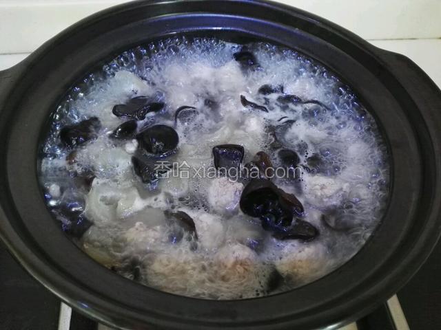 加入烧开的汤中，肉丸变色，加入少量盐，变可起锅。