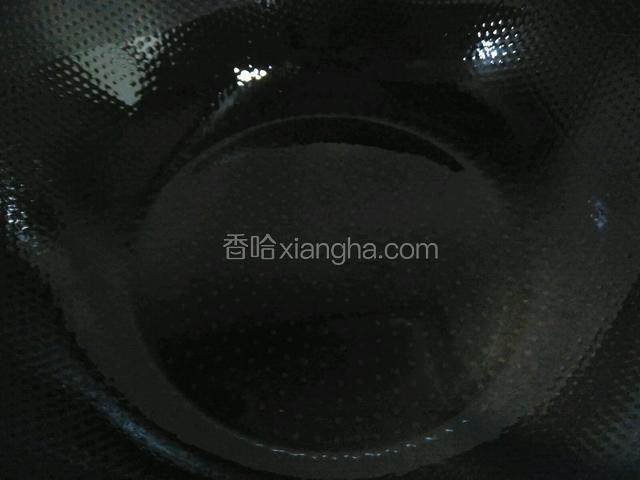 锅里油烧热备用