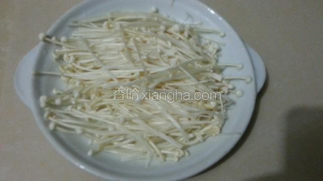 将金针菇洗净铺在盘最下方