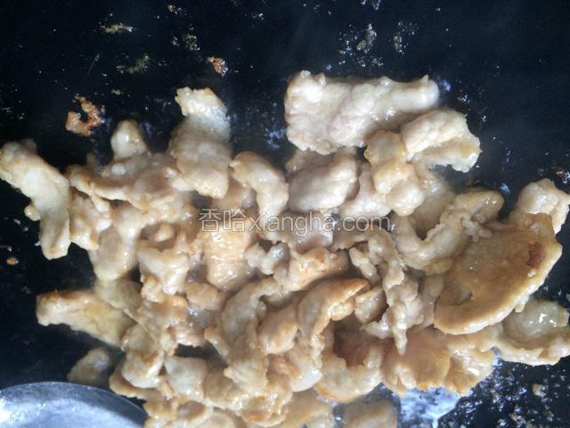 将之前拌好的肉片倒入热油中大火爆炒，待肉片断生即可装出待用