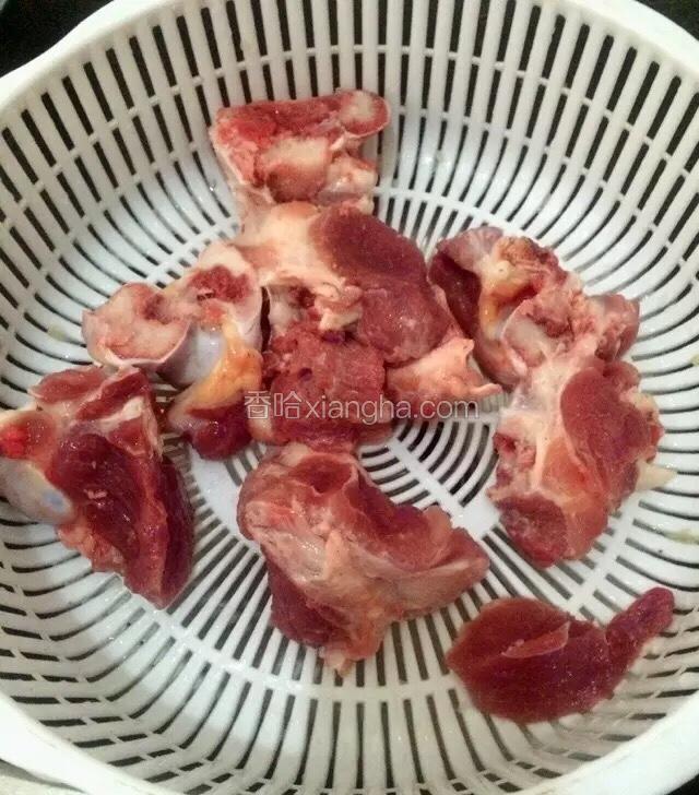 准备好食材：筒骨600g。