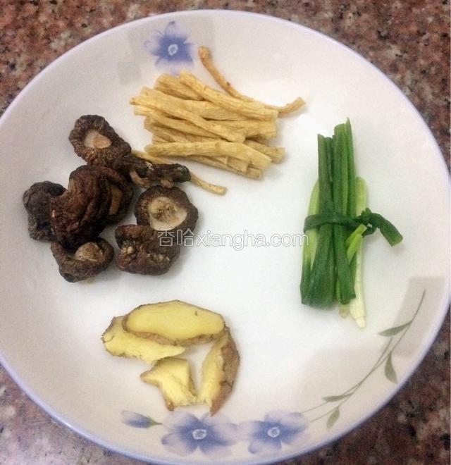 配料：香菇，党参，葱，姜片。