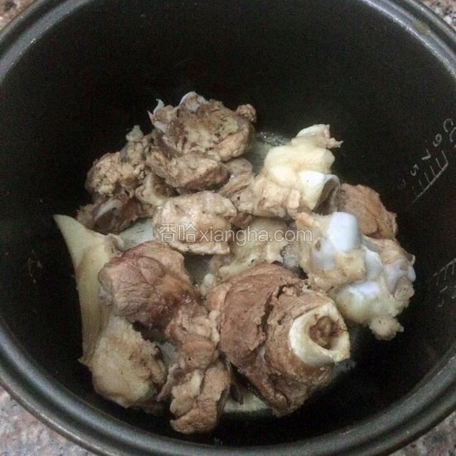 放半锅清水，放入洗净的筒骨，用大火烧开，煮5分钟出尽血水，关火，把筒骨捞出洗净。放进电饭煲的内胆。