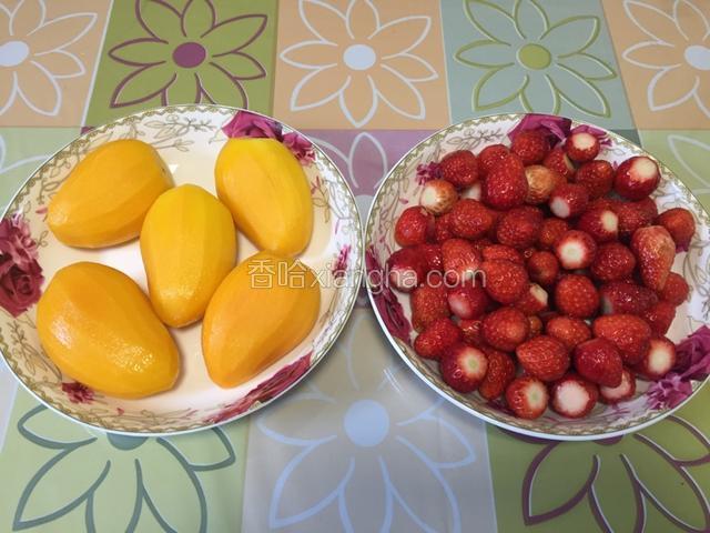 先将小草莓去蒂洗净、芒果削皮备用。