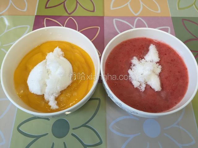 向打好的芒果泥和草莓酱里面分别加入50克白糖，然后搅拌均匀，等白糖溶化。