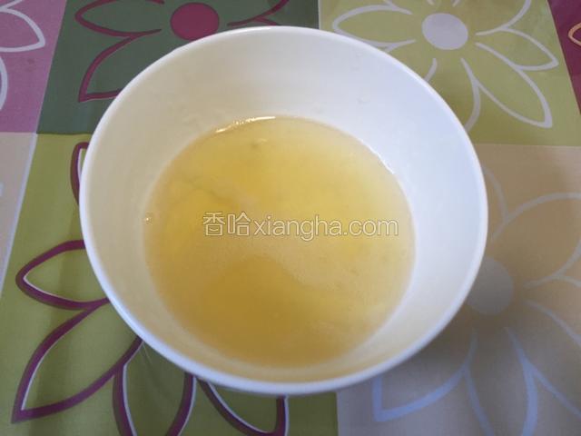 用热水将吉利丁粉化开，直到全部化开，也可隔热水搅拌融化。