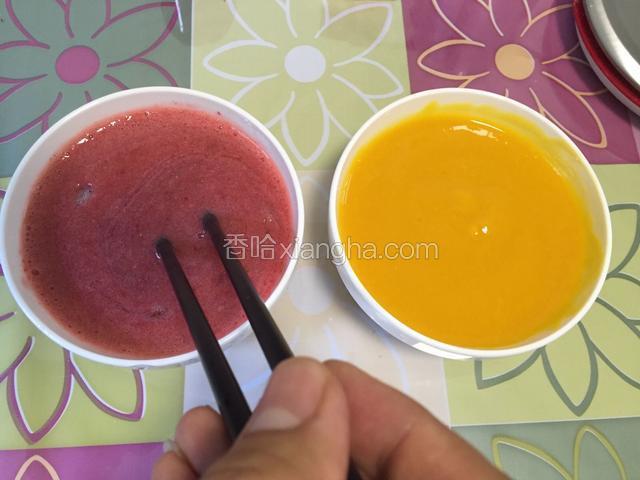 让吉利丁粉溶液平均分加入芒果泥和草莓酱中，搅拌均匀，放一旁备用。