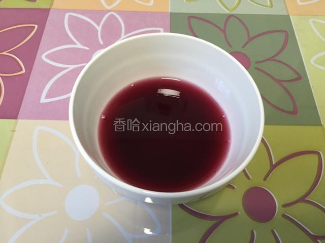 4个小时后，将葡萄汁加热，然后倒入吉利丁粉，搅拌至全部溶解，冷却至室温，太热会将慕斯酱烫化掉。
