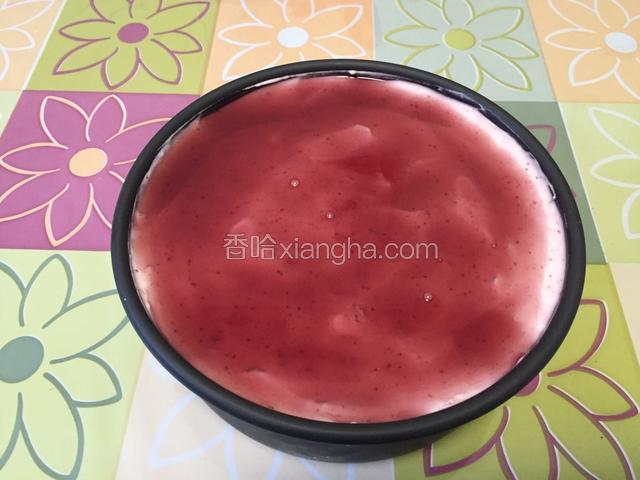 然后将水晶酱均匀浇在慕斯蛋糕上。
