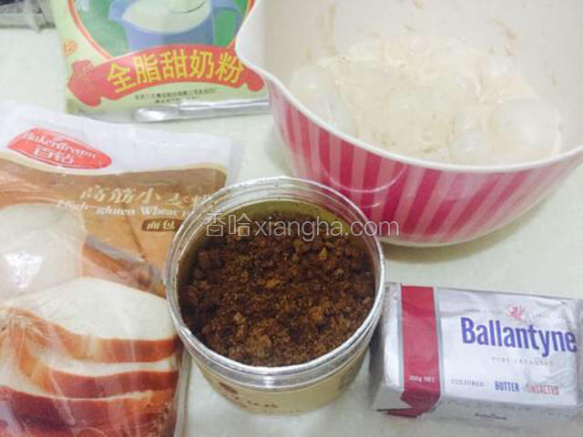食材大集合。
老面的制作方法请参考我之前的《波兰酵种小餐包》的食谱，里面非常详细哦。