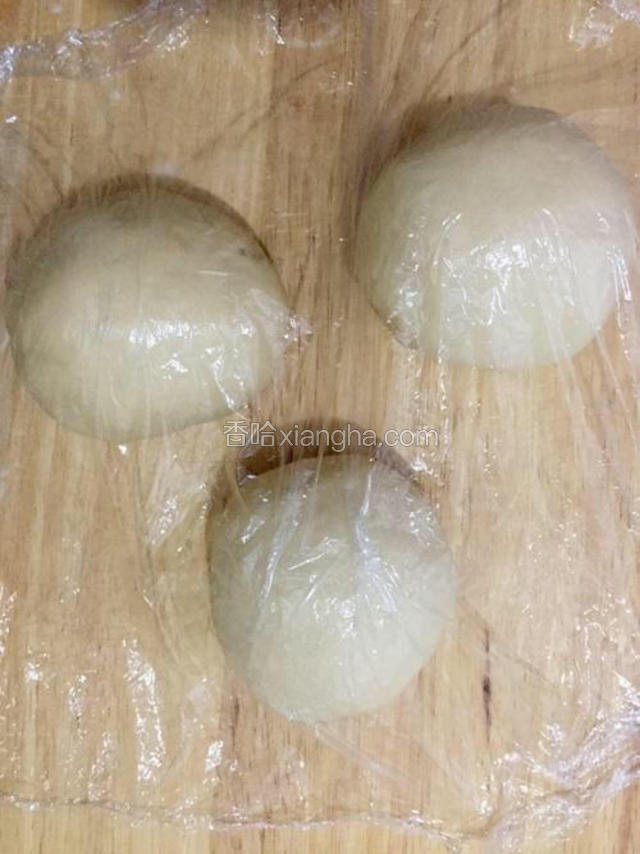把面团平均分成三份，盖上保鲜膜，让它们醒发5-10分钟。
不需要再进行二次发酵了，因为波兰酵头已经充分发酵了，所以这里我们直接整形，一次发酵，即可烘烤。