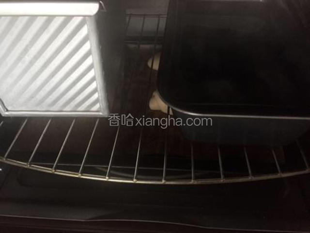 在烤箱内放一碗烧开的热水，关上烤箱门进行发酵。
期间换个两三次开水，可以加快发酵速度。