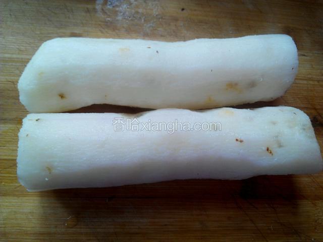 蒸熟后晾凉，用刮刀轻轻的削去外皮。
