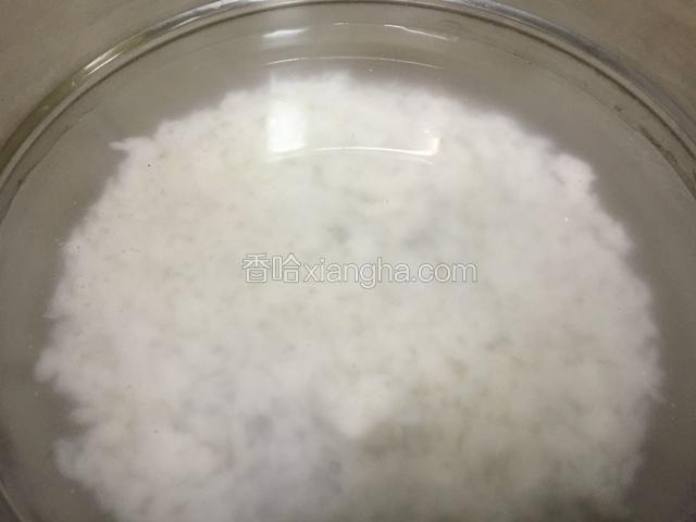 熟米饭放到冷水锅里，用勺子捣散米团。开锅后转中火。