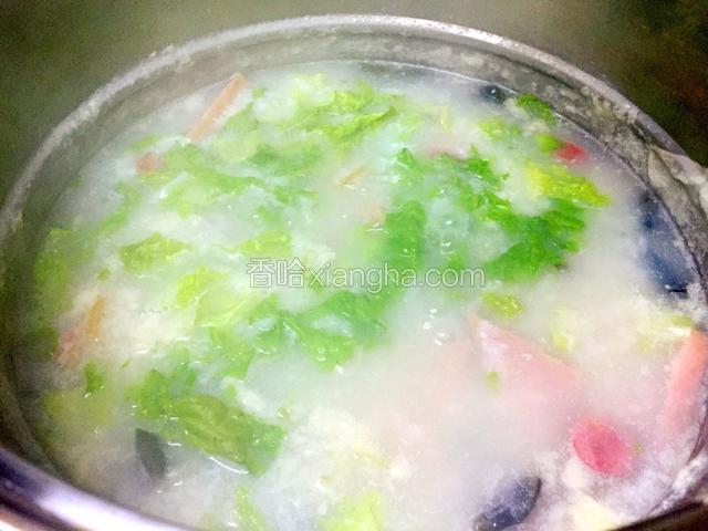 临出锅加入生菜，停火。