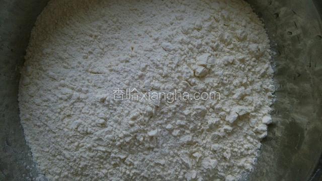 面粉，淀粉，盐放入容器