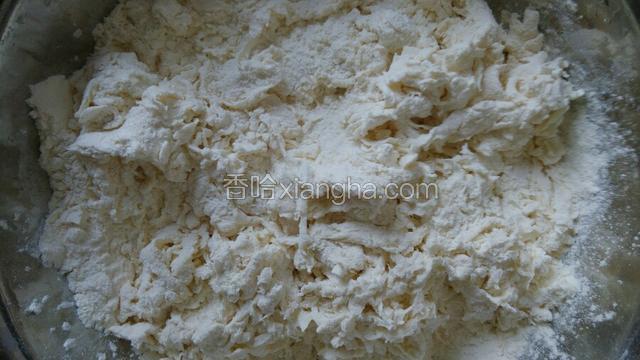 慢慢加入冷水，边加水边用筷子搅拌成絮状