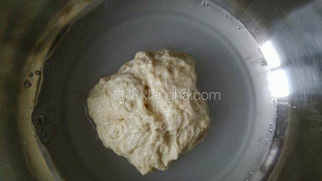 洗至水变清，再把面团放水下冲洗